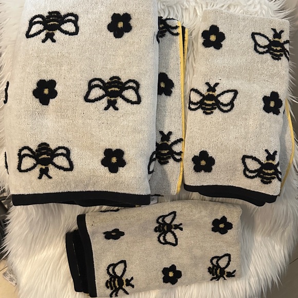 Bee 🐝 & Flower 🌼 Patterned Black and Yellow Bath Towels - Picture 1 of 3